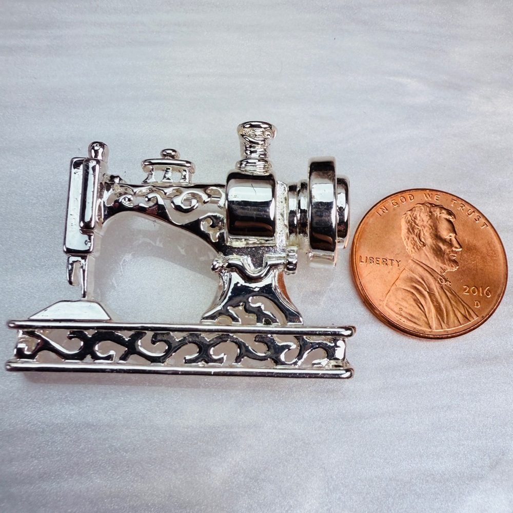 Silvertone Sewing Machine Brooch Pin - Picture 6 of 7
